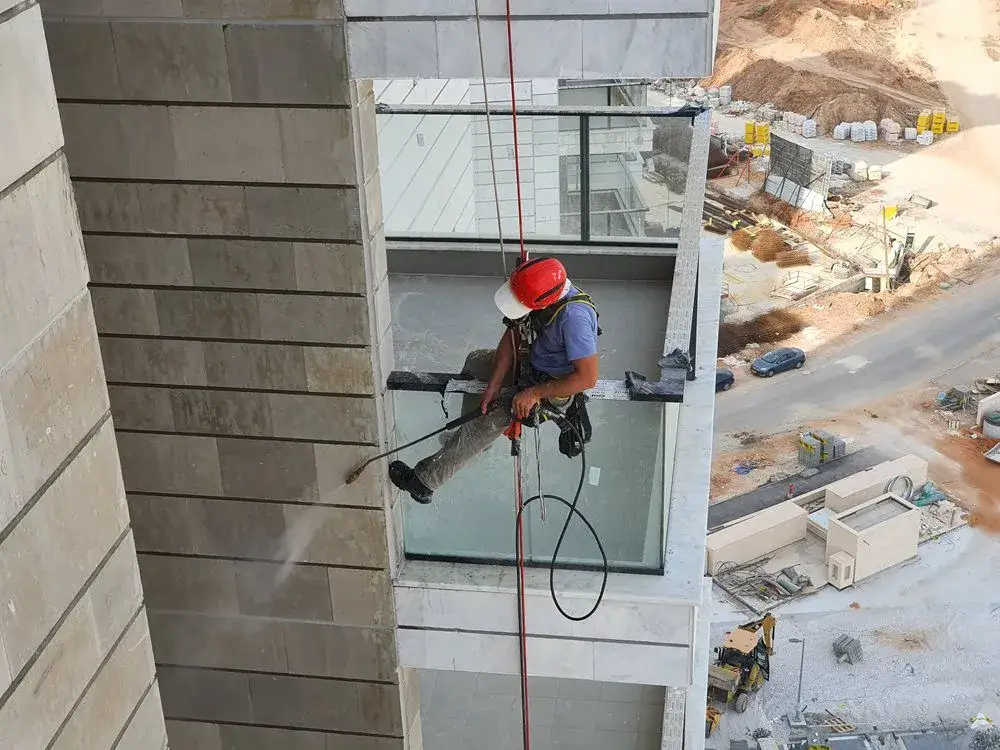 ניקוי שלטים בגובה